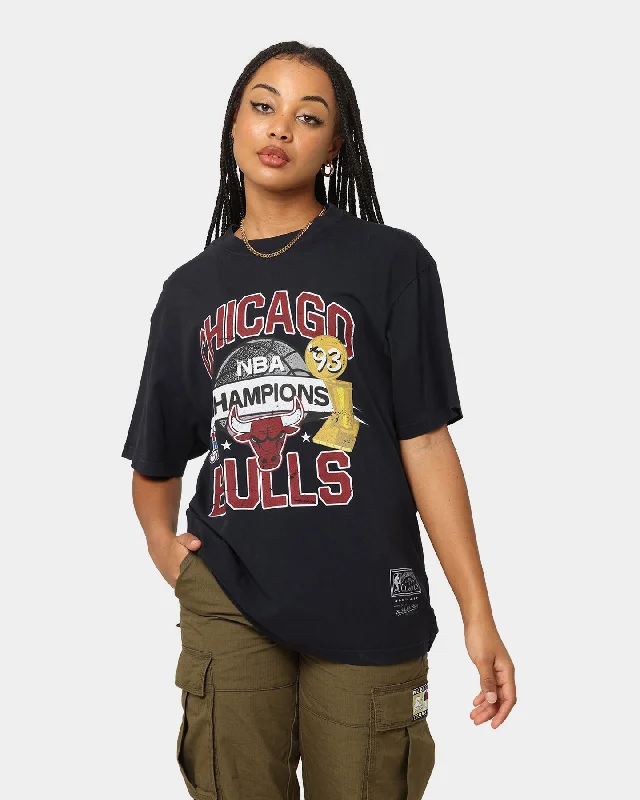 Mitchell & Ness Chicago Bulls Team History Vintage T-Shirt Faded Black Collared Crew Neck Turtle Neck Mitchell & Ness Chicago Bulls Team History Vintage T-Shirt Faded Black Collared Crew Neck Turtle Neck